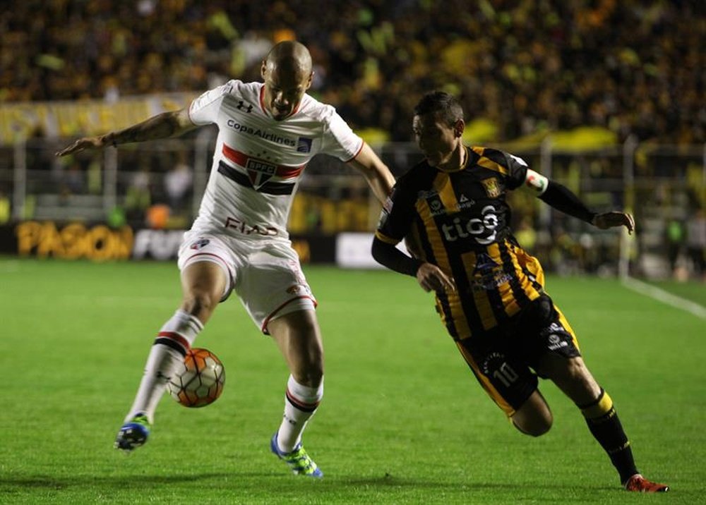 El jugador del Oporto firma su traspaso con el Sao Paulo. EFE