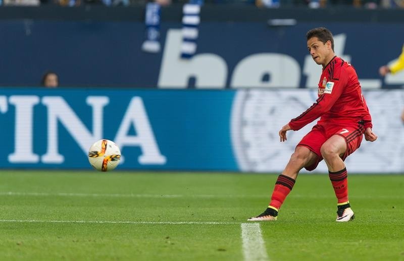 El delantero mexicano del Leverkusen Chicharito logra el gol del triunfo durante el partido de la  Bundesliga que han jugado FC Schalke 04 y Bayer Leverkusen en el Veltins Arena de Gelsenkirchen, Alemania. EFE/EPA