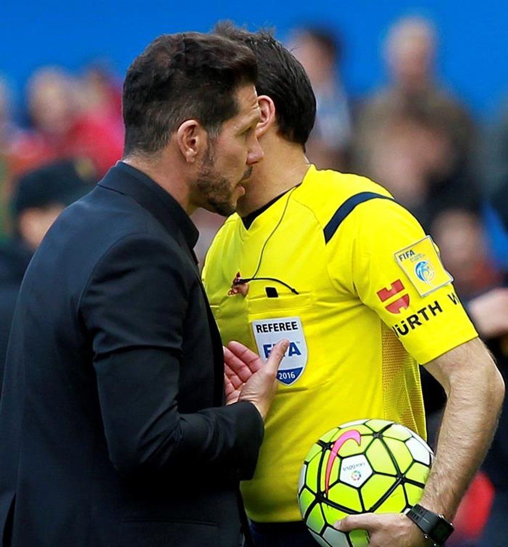 Referee Mateu Lahoz speaks to Atletico Madrid's Diego Simeone. EFE/Victor Lerena