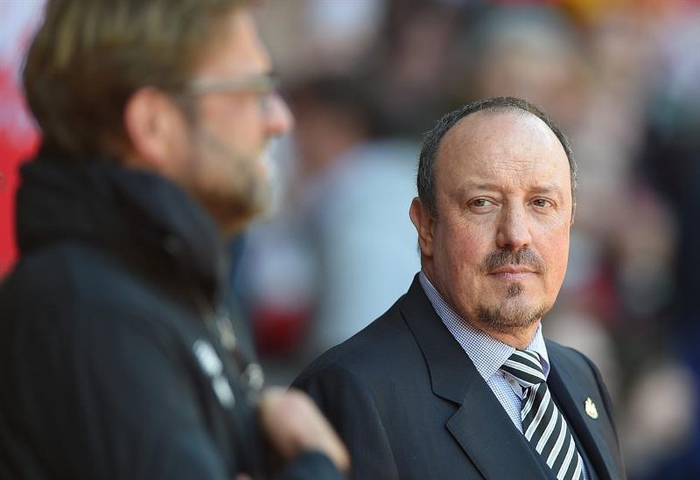 Rafael Benítez podría plantearse su renuncia como técnico del Newcastle. EFE/EPA