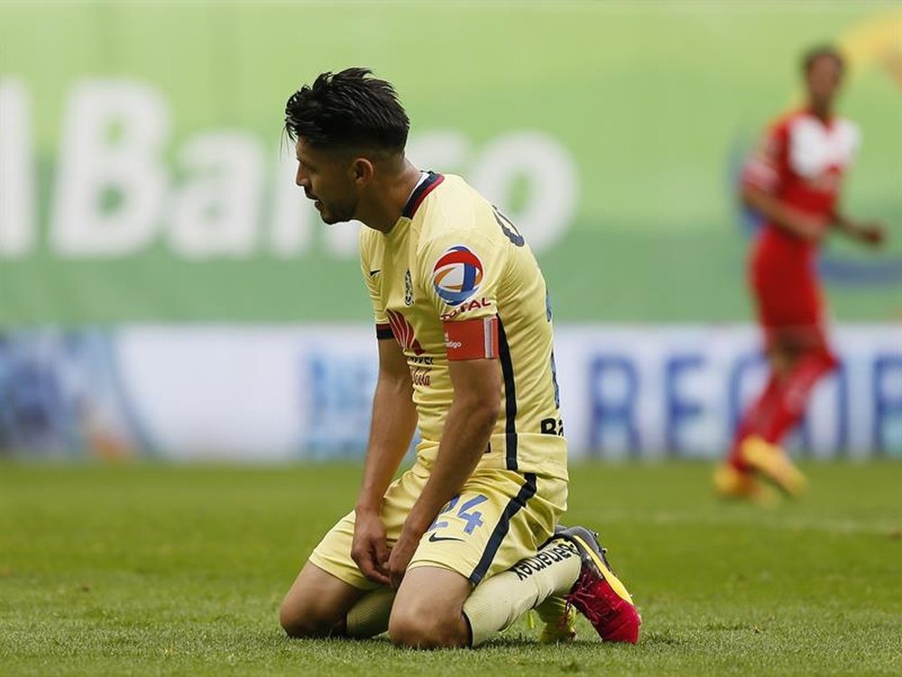 El jugador de América Oribe Peralta lamenta una jugada fallada ante Toluca en un partido de la jornada 15 del Torneo Clausura del fútbol mexicano realizado en el Estadio Azteca, en Ciudad de México (México). EFE