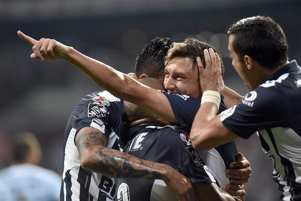 Nery Cardozo (c) de Monterrey celebra la anotación de un gol ante Querétaro durante el partido correspondiente a la jornada 15 del Torneo Clausura 2016 celebrado en el estadio BBVA de la ciudad de Monterrey (México). EFE