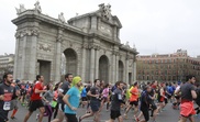 Corredores de la XVI edición del Medio Maratón Villa de Madrid a su paso por la Puerta de Alcalá. EFE/Archivo