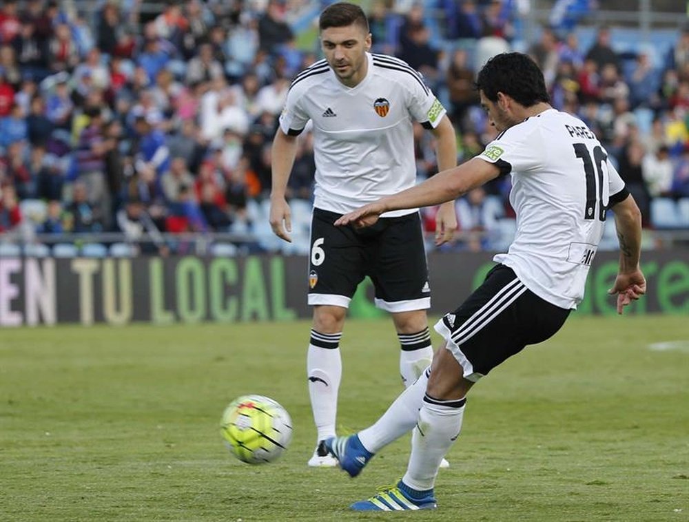 Los jugadores del Valencia han exhibido el apellido materno en la camiseta ante el Villarreal. EFE