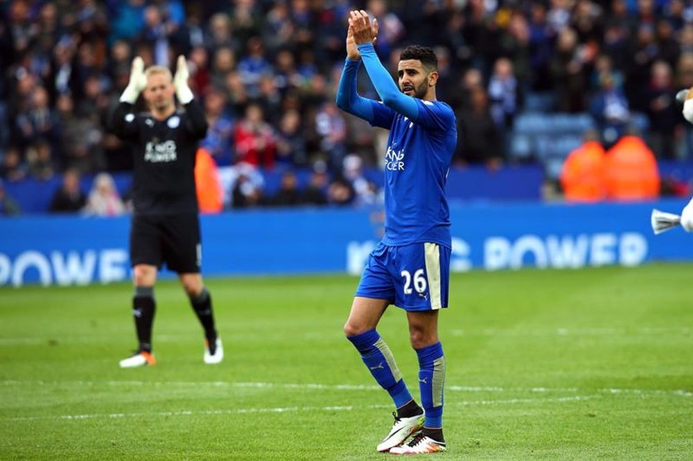 Riyad Mahrez no dejará el Leicester este verano, y se compromete por casi un lustro. AFP