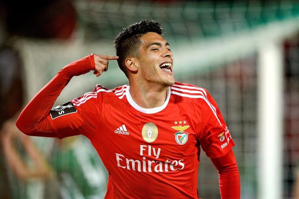 Raúl Jiménez fue decisivo un día más para el Benfica. EFE/EPA