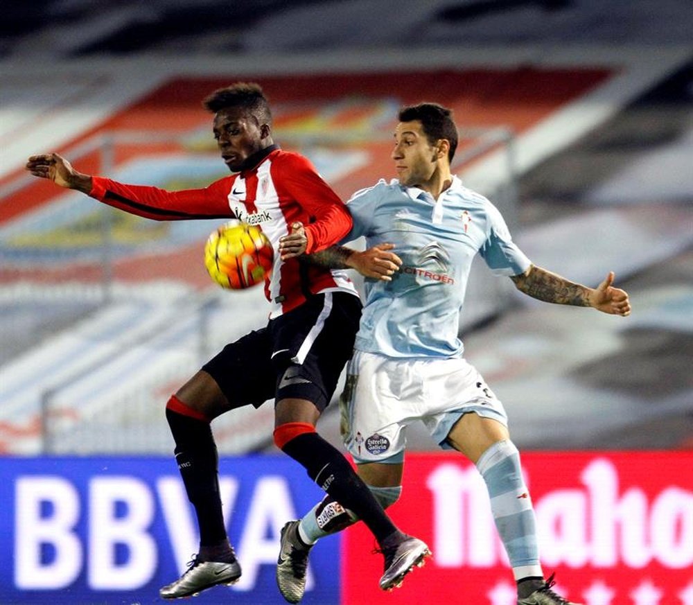 El defensa del Celta de Vigo Hugo Mallo (d) lucha el balón con Iñaki Williams, del Athletic Club, en el partido de Liga, correspondiente a la decimoséptima jornada en Primera División, el pasado mes de diciembre. EFE/Archivo