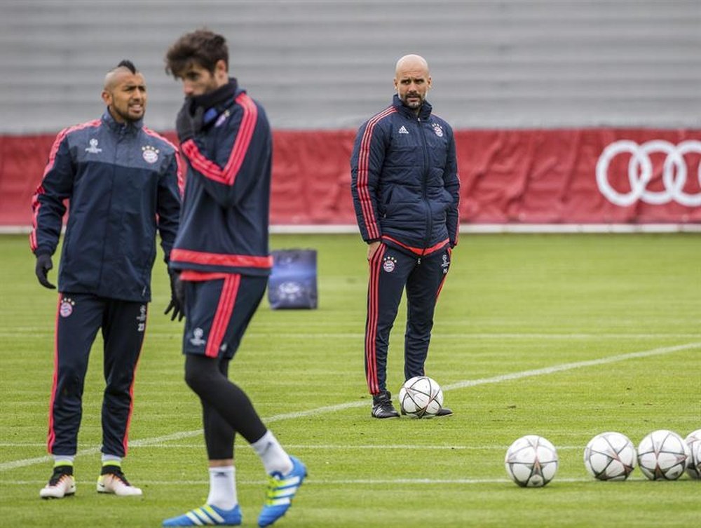 El entrenador del Bayern de Múnich, Pep Guardiola (d), supervisa a sus jugadores durante el entrenamiento celebrado hoy, 26 de abril de 2016, en Múnich, Alemania. EFE