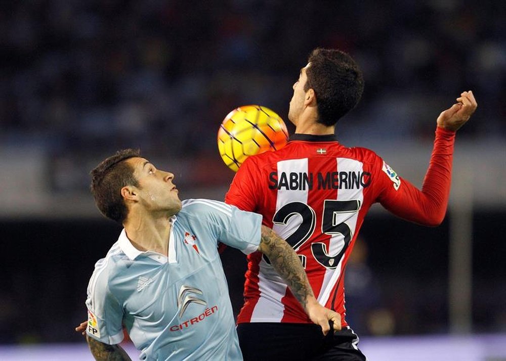 El defensa del Celta de Vigo Hugo Mallo (i) lucha el balón con Sabin Merino, del Athletic Club, en el partido de Liga, correspondiente a la decimoséptima jornada en Primera División. EFE/Archivo