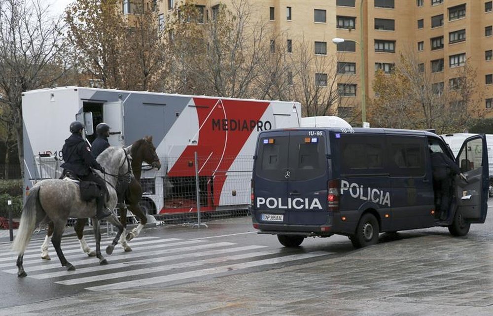 Dispositivo policial en las inmediaciones del estadio Vicente Calderón, en Madrid, antes de un partido. EFE/Archivo