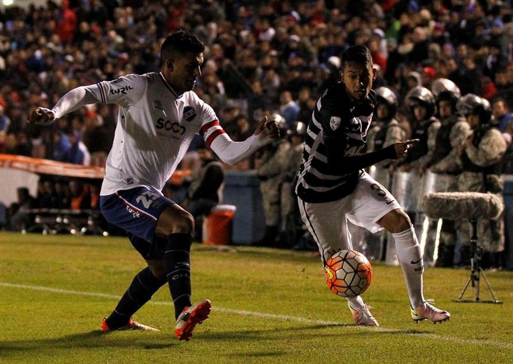 El jugador de Nacional Lucca (d) disputa un balón con Diego Polenta (i) de Corinthians durante el partido de ida de los octavos de final de la Copa Libertadores, en Montevideo (Uruguay. EFE