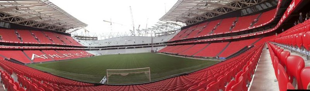 Vista del nuevo estadio de San Mamés que acomete el tramo final de la primera fase de su construcción con la colocación de las últimas cerchas principales que sujetarán la cubierta en la Tribuna Sur y la inminente colocación de los asientos en esa parte del estadio recién concluida. EFE/Archivo