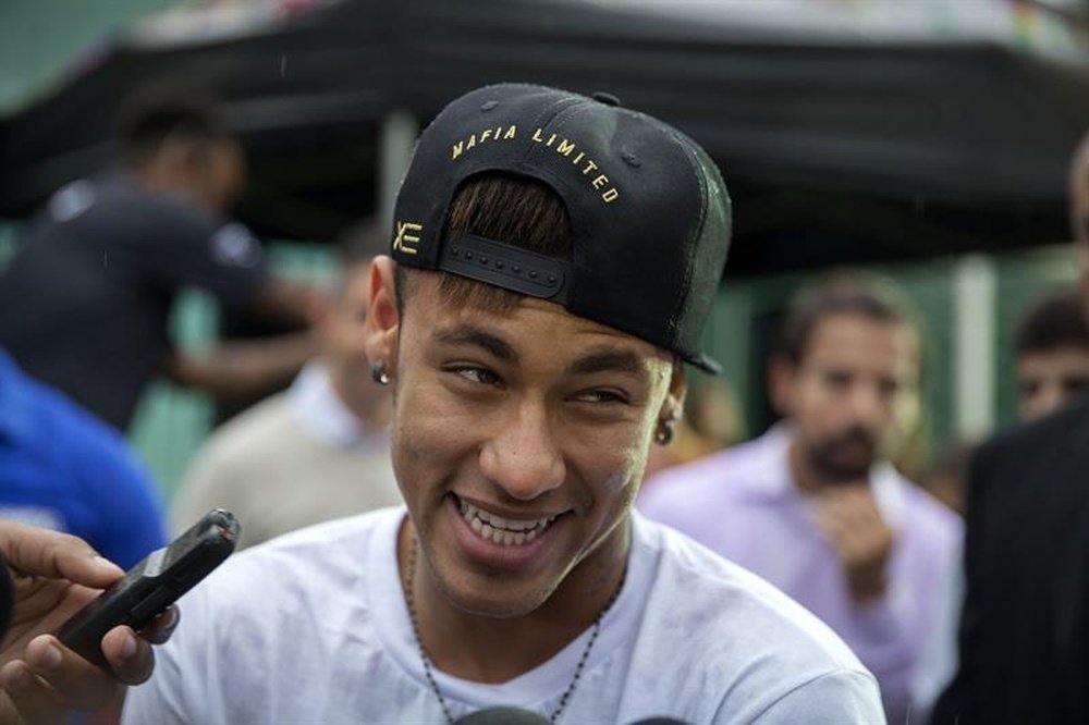 El delantero brasileño Neymar Jr. habla con los periodistas durante un evento. EFE/Archivo