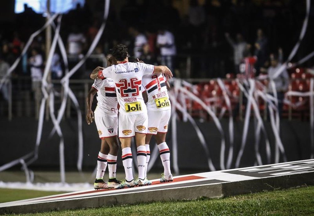 Jugadores del Sao Paulo de Brasil fueron registrados este jueves al celebrar un gol anotado al Toluca de México, durante el partido de ida de esta llave de octavos de final de la Copa Libertadores 2016, en el estadio Morumbí de Sao Paulo (Brasil). EFE