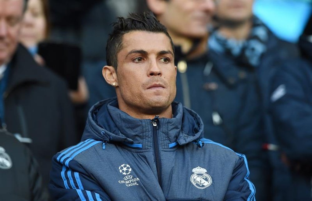 Cristiano Ronaldo en el banquillo del Real Madrid durante el partido ante el Manchester City. EFE