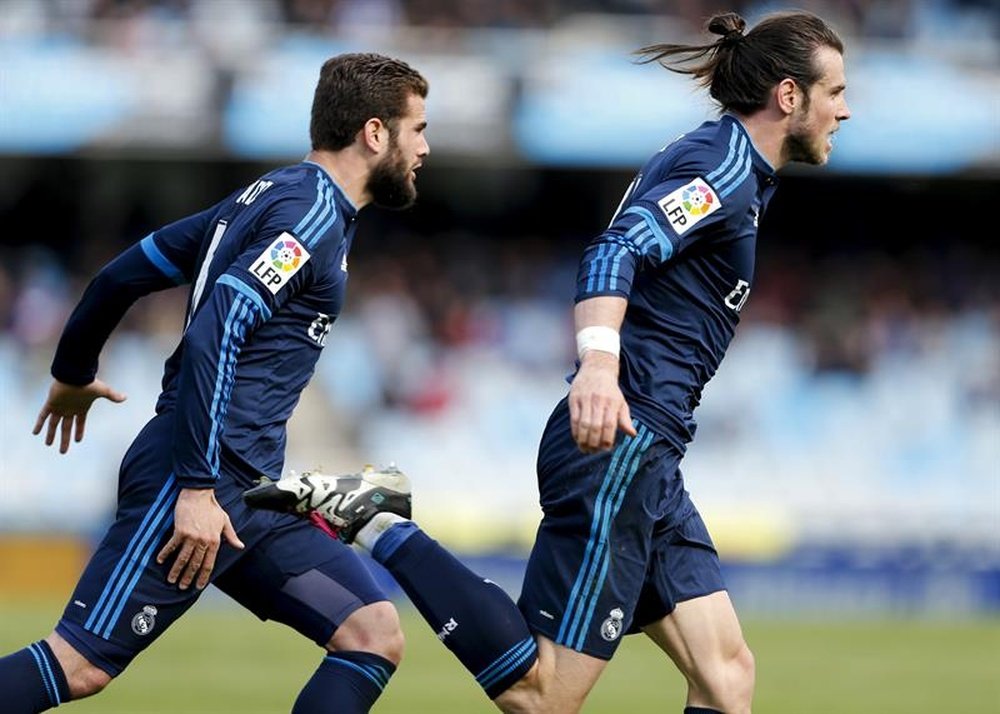 El centrocampista galés del Real Madrid, Gareth Bale (d), celebra el gol de la victoria ante la Real Sociedad, perseguido por su compañero Nacho (i), durante el partido de la trigésima sexta jornada de la Liga de Primera División que se jugó en el estadio de Anoeta de San Sebastián. EFE