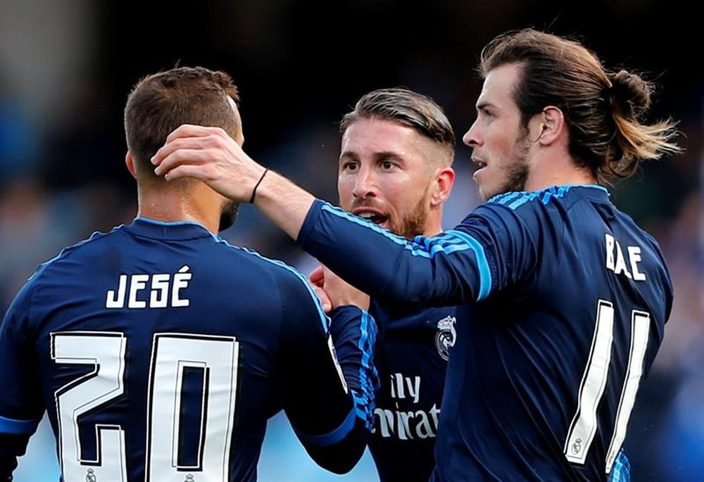 El centrocampista galés del Real Madrid, Gareth Bale (d), celebra el gol de la victoria ante la Real Sociedad con sus compañeros Jesé (i) y Sergio Ramos (c), durante el partido de la trigésima sexta jornada de la Liga de Primera División que se jugó  en el estadio de Anoeta de San Sebastián. EFE