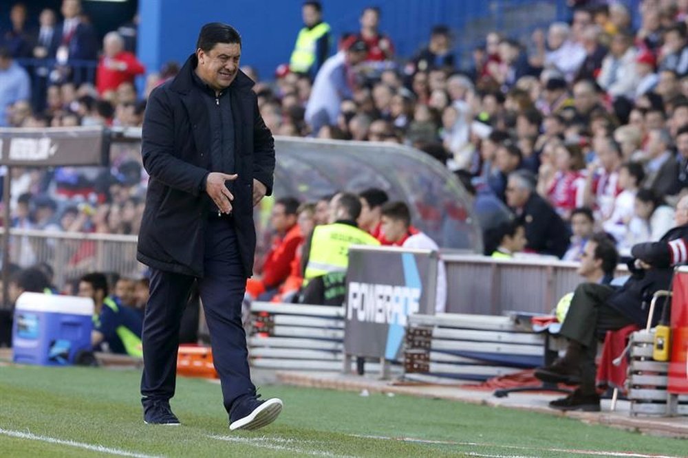 El segundo entrenador del conjunto rojiblanco podría recibir la llamada de Francescoli. EFE/Archivo