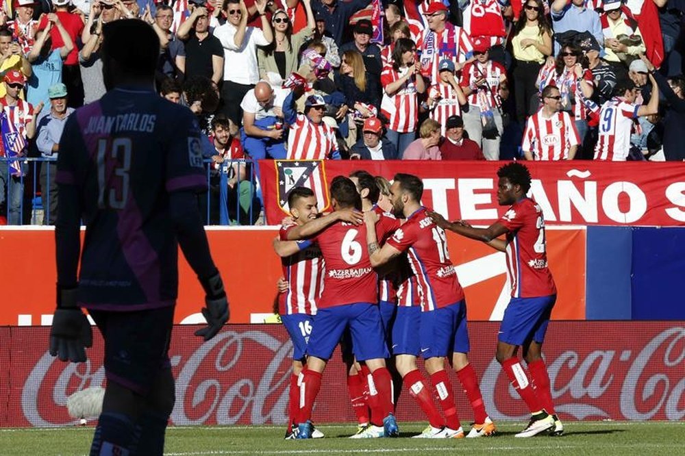 El delantero francés del Atlético de Madrid Antoine Griezmann, celebra la consecución del gol de su equipo ante el Rayo Vallecano. EFE