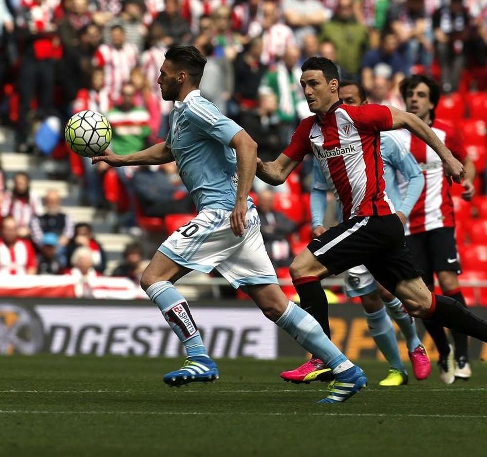 El defensa del Celta de Vigo, Sergi Gómez (i), se lleva la pelota ante el delantero del Athletic de Bilbao, Aritz Aduriz (d), durante el partido correspondiente a la trigésimo sexta jornada de la Liga BBVA disputado en San Mamés. EFE