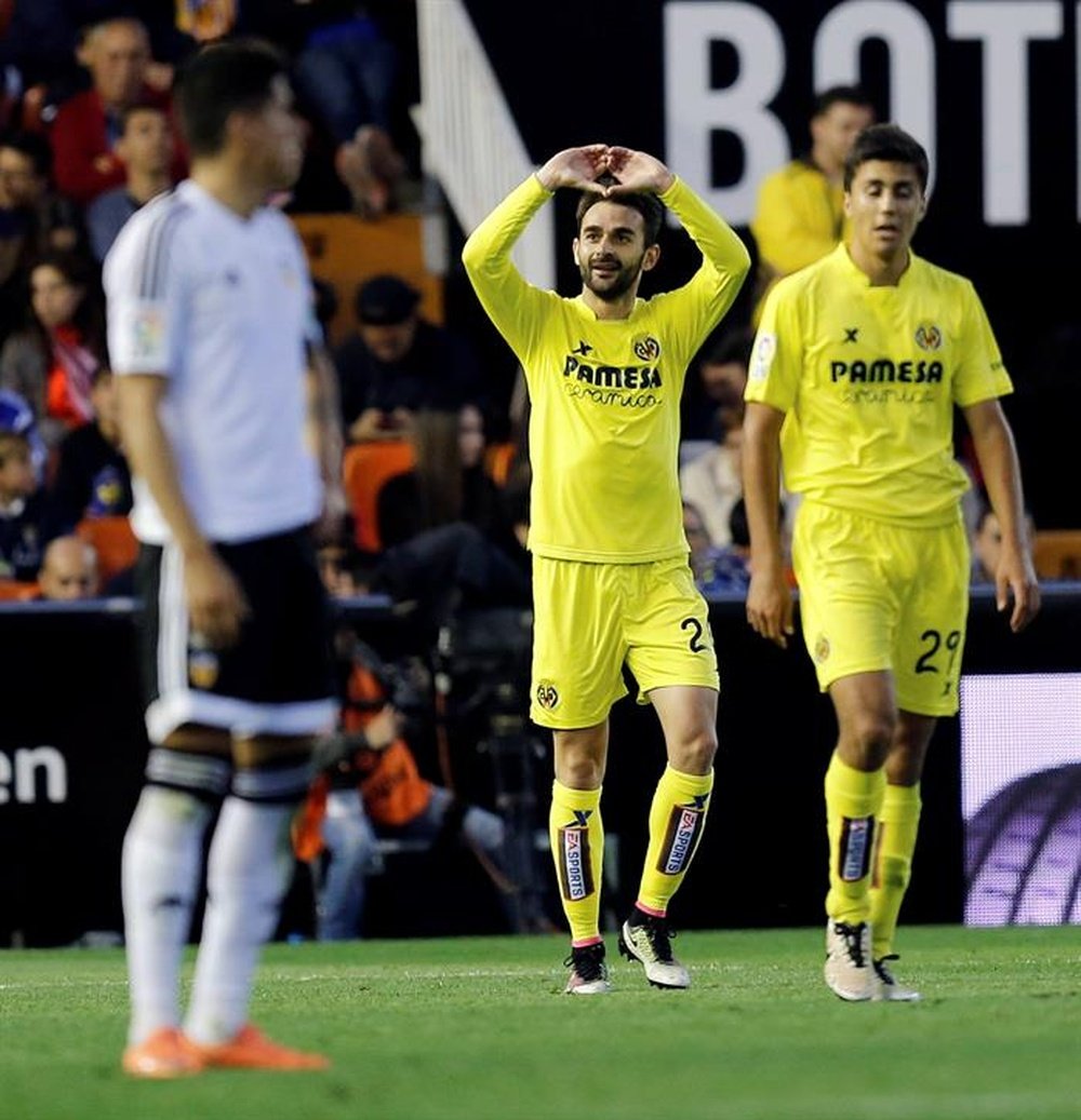 El delantero del Villarreal Adrián (c) celebra tras marcar el segundo gol ante el Valencia, durante el partido de Liga en Primera División jugado en el estadio de Mestalla. EFE