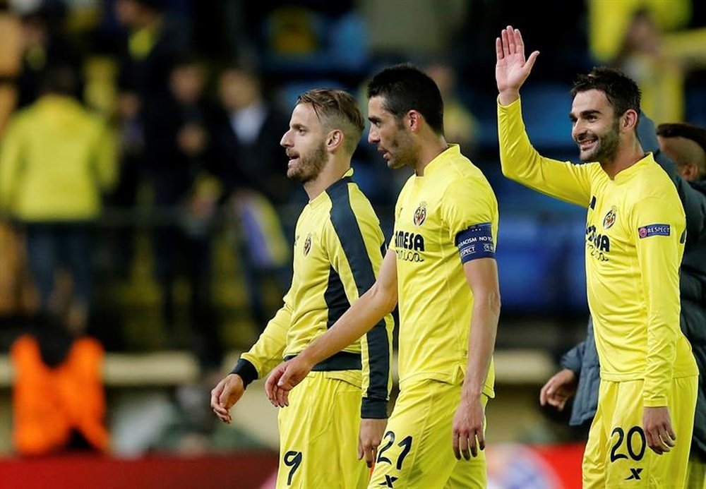Los jugadores del Villarreal (i-d) Soldado, Bruno Soriano y Adrián, al término del partido de ida de las semifinales de la Liga Europa ante el Liverpool, la semana pasada. EFE