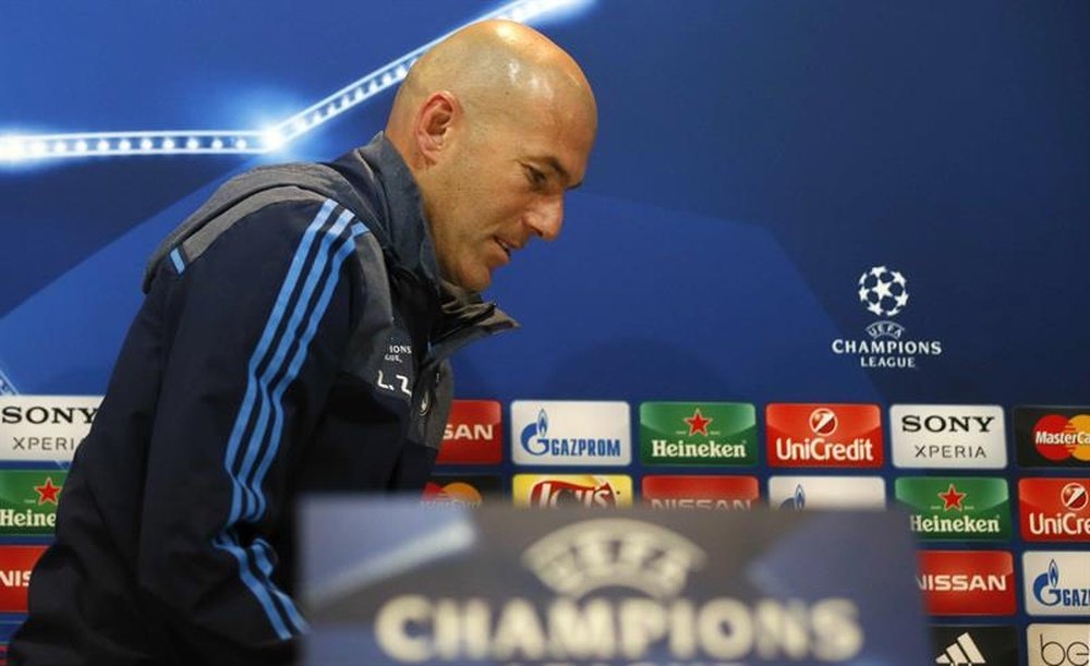 El entrenador del Real Madrid, el francés Zinedine Zidane, durante la rueda de prensa posterior al entrenamiento realizado hoy en la Ciudad Deportiva de Valdebebas, en la víspera del partido de vuelta de semifinales de Liga de Campeones que el conjunto blanco disputa contra el Manchester City mañana en el Santiago Bernabéu. EFE