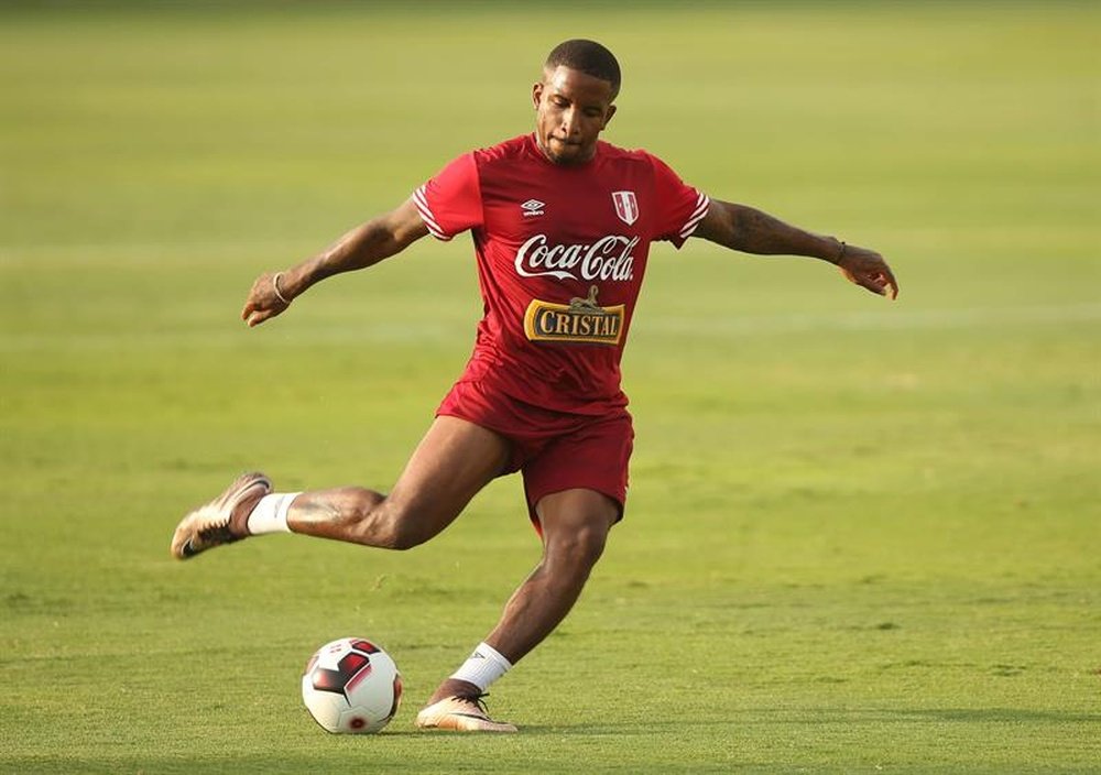 Farfán podría llegar a Vélez Sarsfield y tiene una recomendación personal de Gareca. Archivo/EFE/AFP