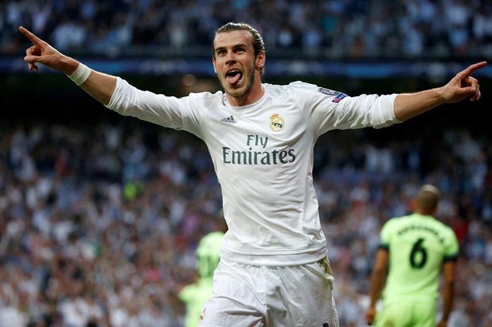 El delantero galés del Real Madrid Gareth Bale celebra su gol, primero del equipo blanco frente al Manchester City, durante el partido de vuelta de las semifinales de la Liga de Campeones en el estadio Santiago Bernabéu, en Madrid. EFE