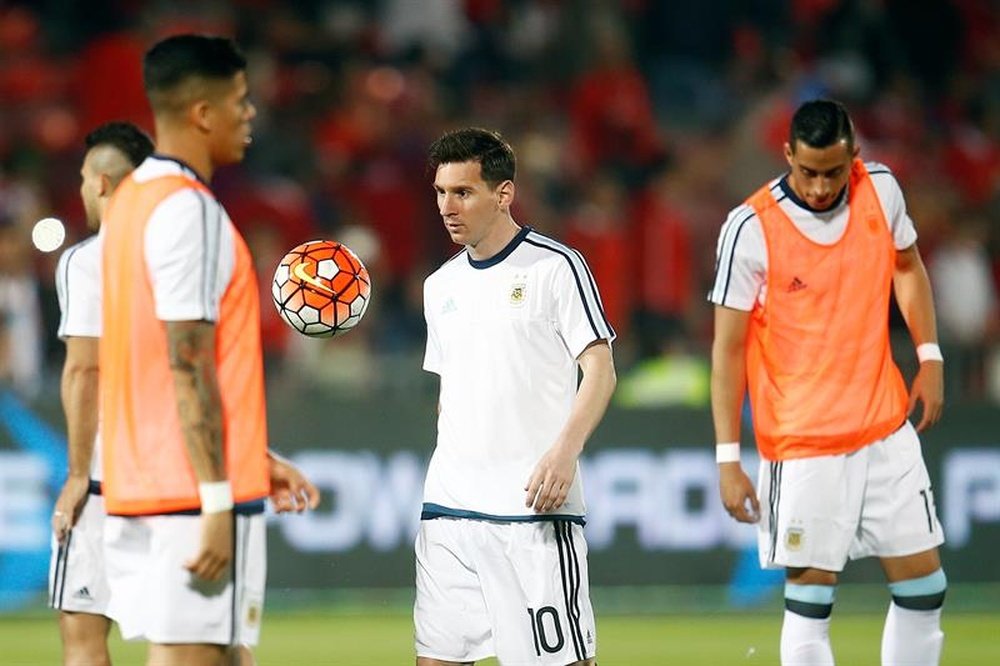 El jugador de la selección de fútbol de Argentina Lionel Messi (c) controla el balón durante un calentamiento del equipo. EFE/Archivo