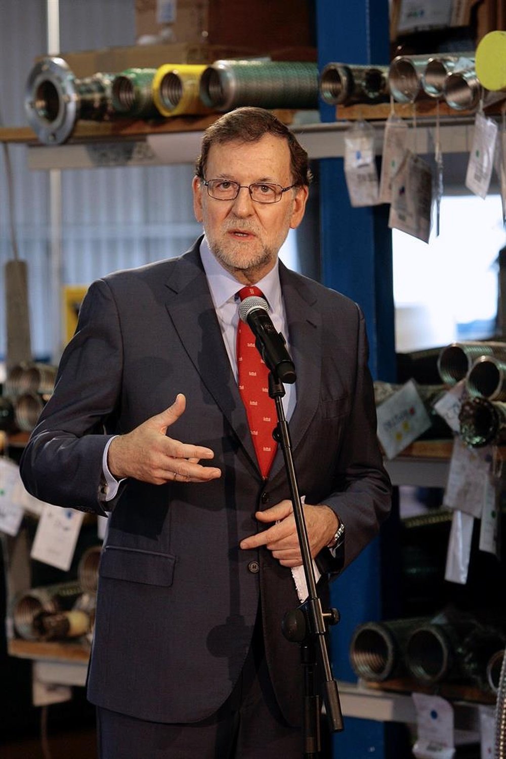 El presidente del Gobierno en funciones, Mariano Rajoy (2-d), durante su intervención hoy en la visita que ha realizado a la multinacional alemana Witzenmann, en Guadalajara. EFE