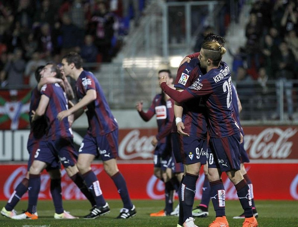 Los jugadores del Eibar celebran el segundo gol de su equipo frente a la Real Sociedad, durante el partido de la 33ª jornada de la Liga de Primera División que se juega hoy en estadio de Ipurua de la localidad armera. EFE