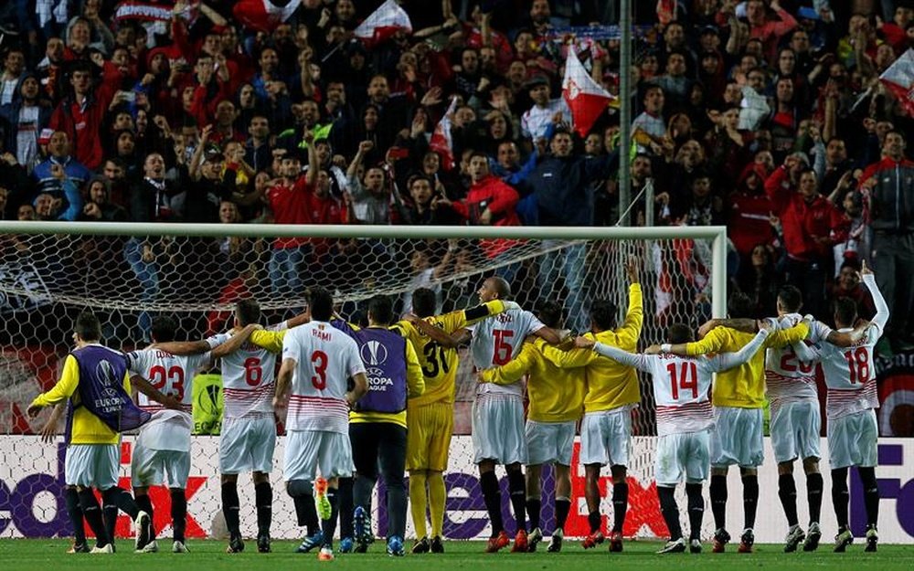 Les supporters du FC Séville s'opposent à une reprise du foot. EFE