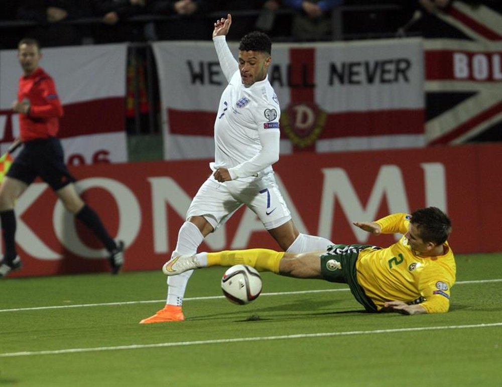 Oxlade-Chamberlain playing for the national team. AFP