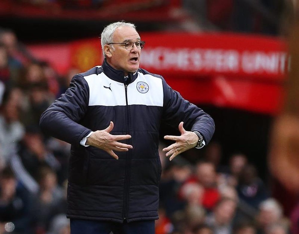 Claudio Ranieri podría recibir la llegada de un jugador del Benfica. EFE/Archivo