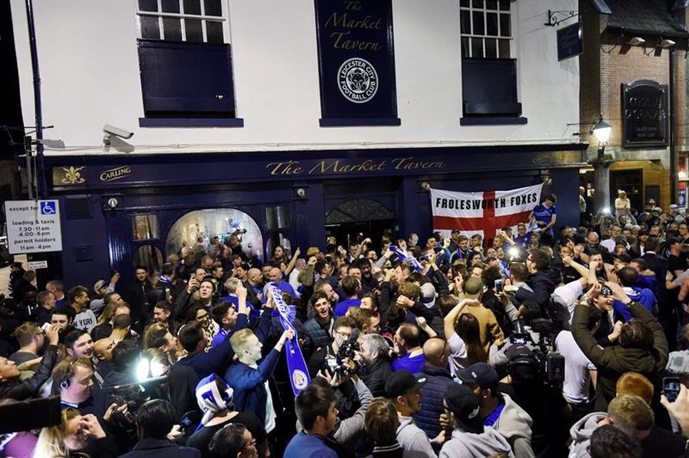 Leicester City fans celebrate winning the Premier League. EFE/Archivo