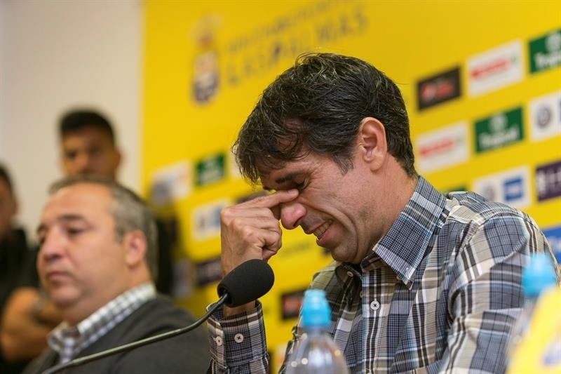 El futbolista grancanario Juan Carlos Valerón (d) de la UD Las Palmas, junto al presidente de la entidad Miguel Ángel Ramírez (i), anuncia su retirada del fútbol a los 40 años,