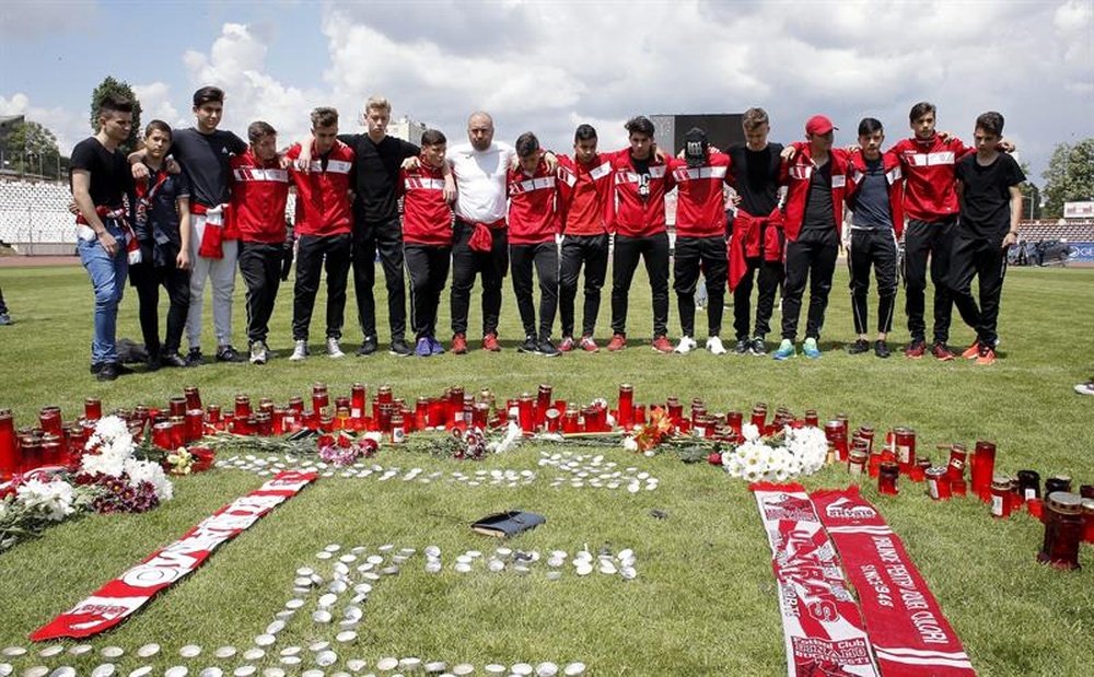 Dinamo Bucharest squad paid tribute to Patrick Ekeng. EFE