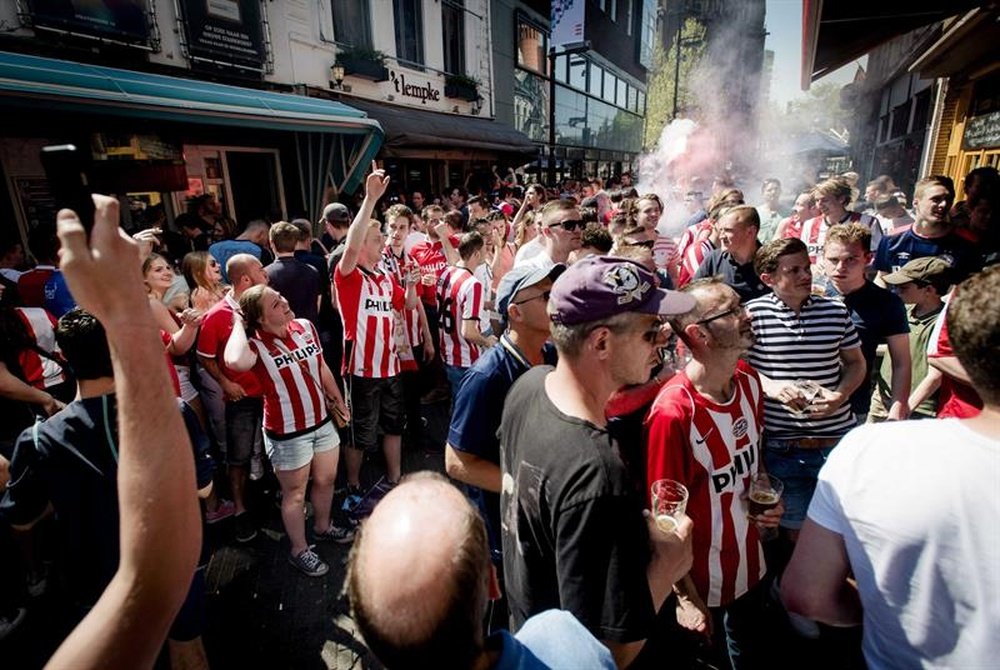 Un grupo de seguidores del PSV lanzó fuegos artificiales y petardos en el Hotel Pullman. EFE