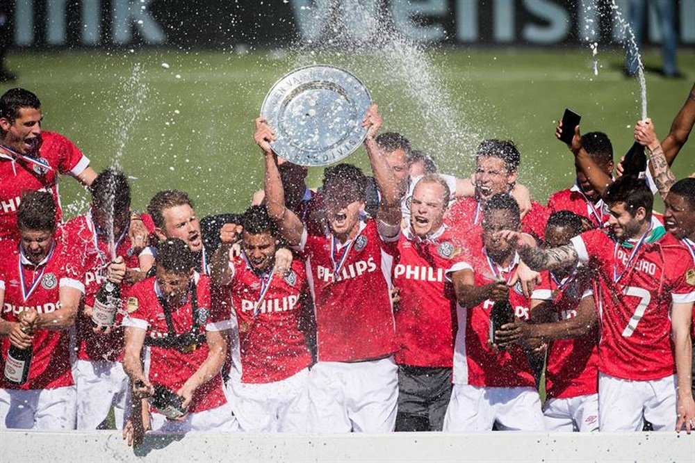 Les joueurs du PSV Eindhoven célèbrent leur championnat de Ligue à Zwolle, Pays-Bas. EFE