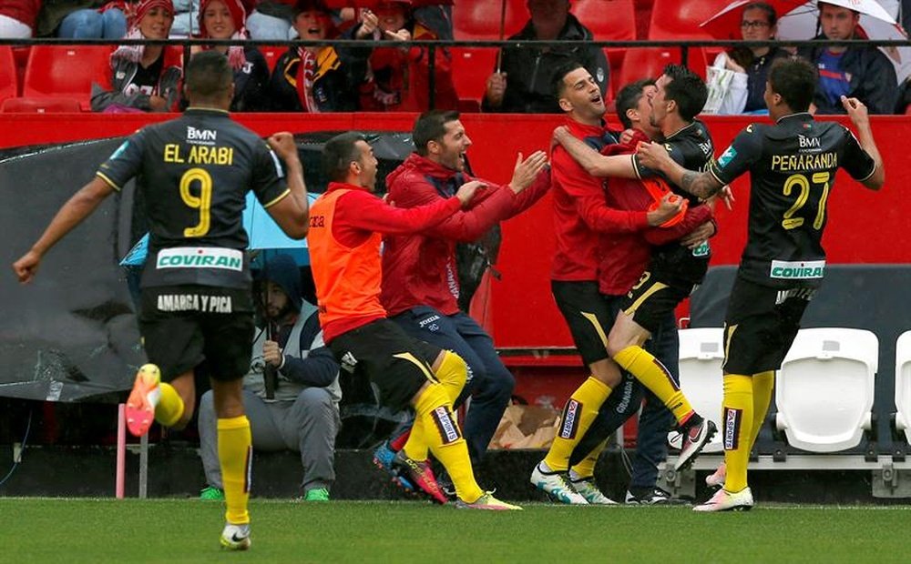 Los jugadores del Granada celebran el gol de Isaac Cuenca ante el Sevilla ,durante el partido de Liga BBVA en el estadio Sánchez Pizjuán de Sevilla. EFE