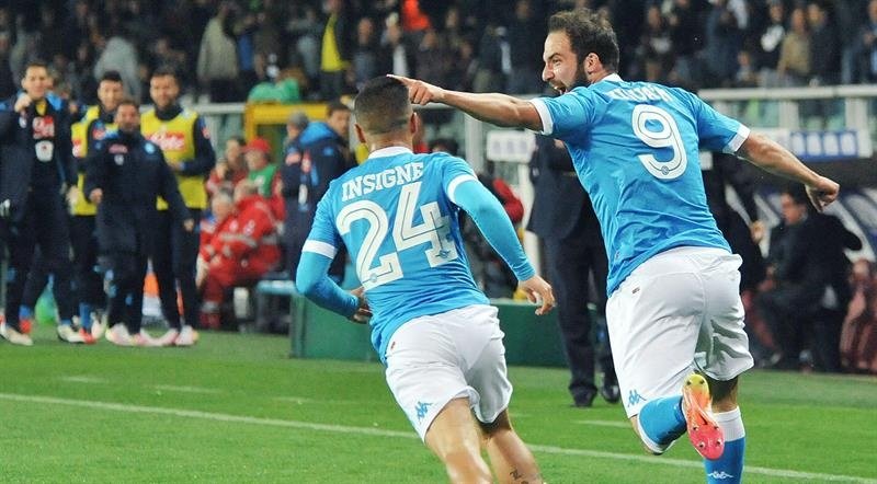 El delantero del Nápoles Gonzalo Higuaín celebra con sus compañeros el 0-1 durante el partido de la Serie A que han jugado Torino FC y SSC Napoli en el Grande Torino Stadium de Turín, Italia. EFE/EPA