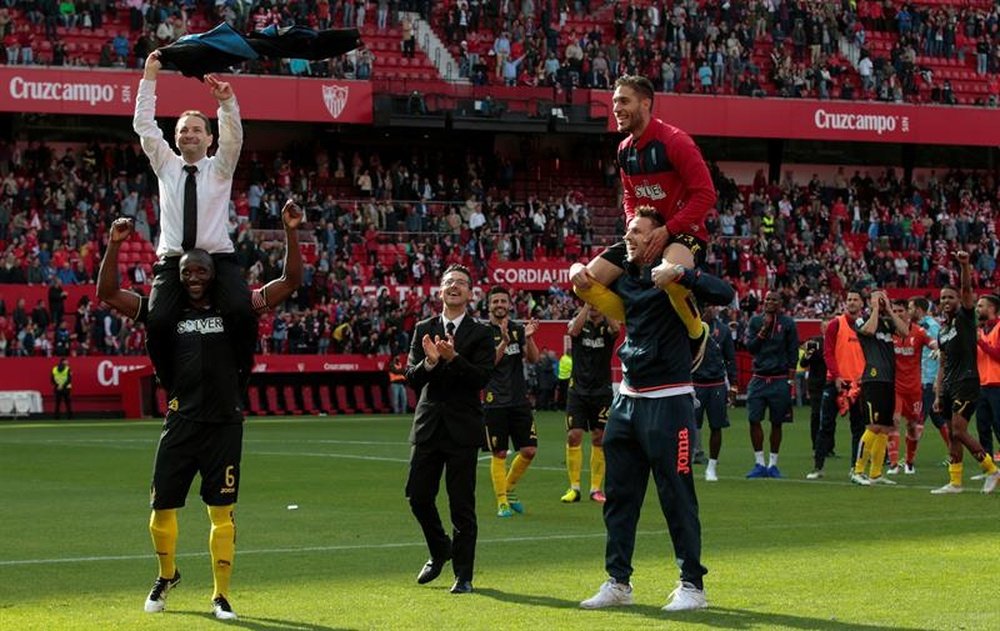 Los jugadores y el cuerpo técnico del Granada celebran sobre el césped su permanencia en Primera División tras ganar 1-4 al Sevilla en el partido de Liga BBVA que estos dos equipos jugaron en el estadio Sánchez Pizjuán de Sevilla. EFE