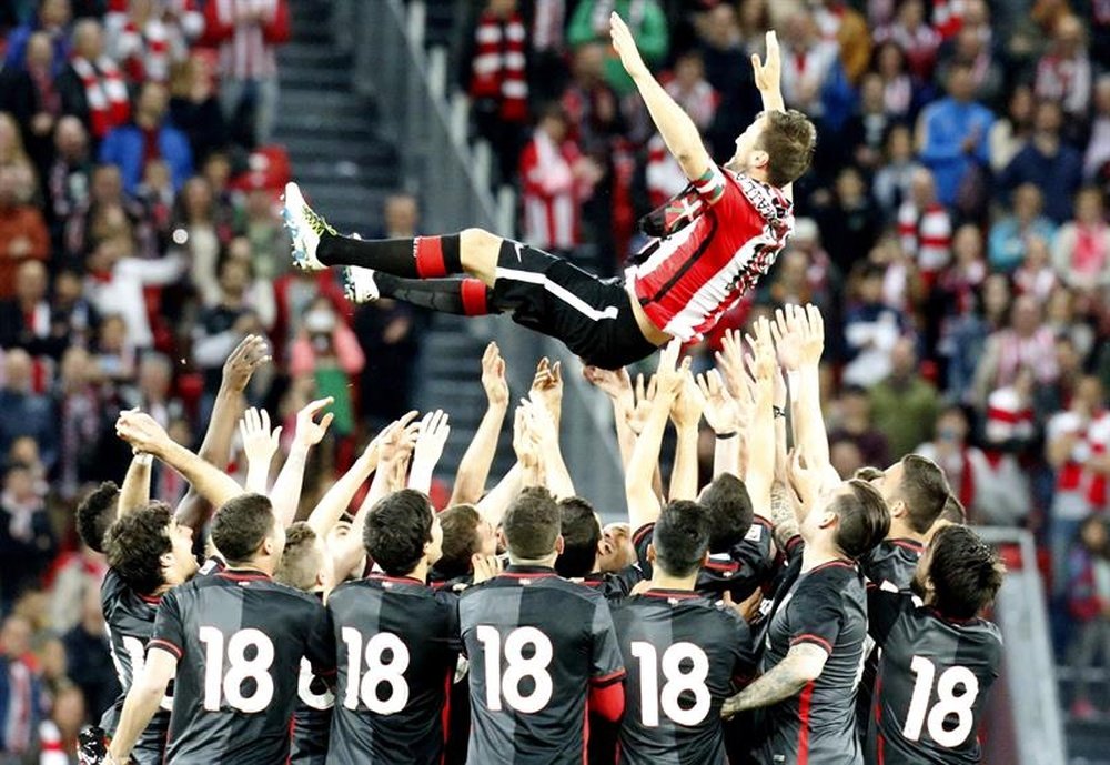 El jugador del Athletic de Bilbao, Carlos Gurpegui, manteado por sus compañeros en su despedida como jugador del equipo bilbaino, a la finalización del encuentro correspondiente a la última jornada que han disputado frente al Sevilla en el estadio de San Mamés. EFE