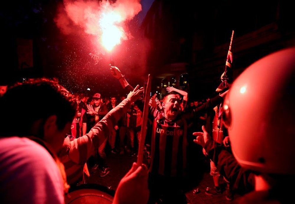 Aficionados del FC Barcelona, han acudido esta noche a la fuente de Canaletas para celebrar la consecución del título de liga conseguido por el equipo blaugrana, tras derrotar al Granada por 0-3 en el encuentro correspondiente a la última jornada de primera división, que han disputado en el estadio granadino de Los Cármenes. EFE