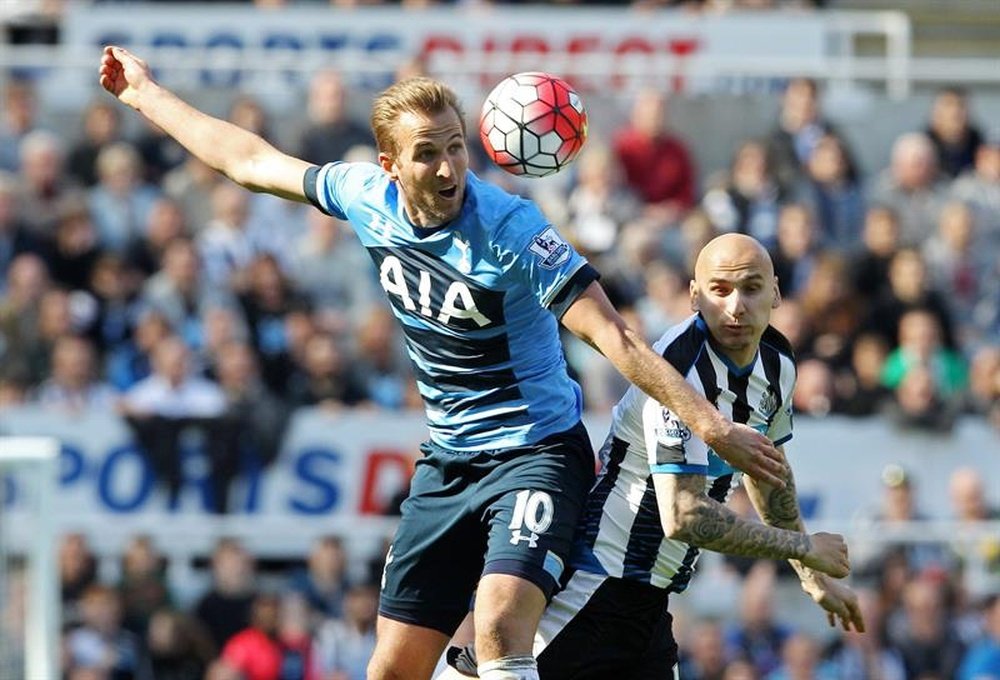 El jugador del Newcastle United Jonjo Shelvey (d) trata de estorbar al delantero del Tottenham Hotspur Harry Kane durante el partido de la última jornada de la Premier League que han jugado Newcastle United y Tottenham Hotspur en el Saint James Park stadium en Newcastle, Reino Unido. EFE/EPA