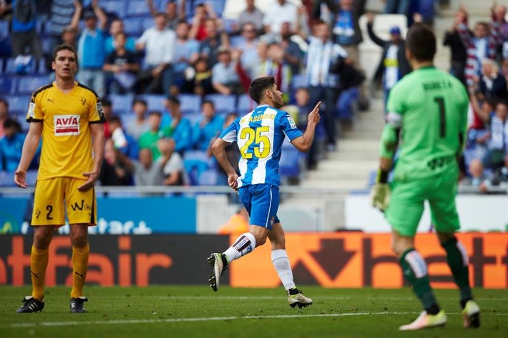 El centrocampista del Espanyol, Marco Asensio (c), celebra el segundo gol del equipo españolista, durante el encuentro correspondiente a la última jornada de primera división, que han disputado frente al Eibar en el RCDE Stadium de Barcelona. EFE