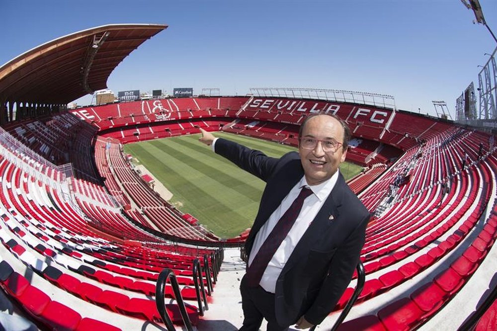 El presidente del Sevilla, Pepe Castro, señala el estadio Ramón Sánchez Pizjuán. EFE/Archivo