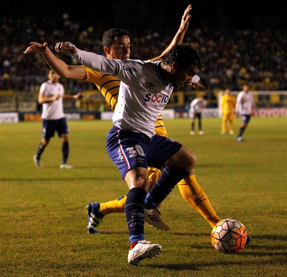 El jugador de Boca Juniors Juan Insaurralde (atrás) disputa el balón con Sebastián Fernández (frente) de Nacional, durante un partido. EFE/Archivo