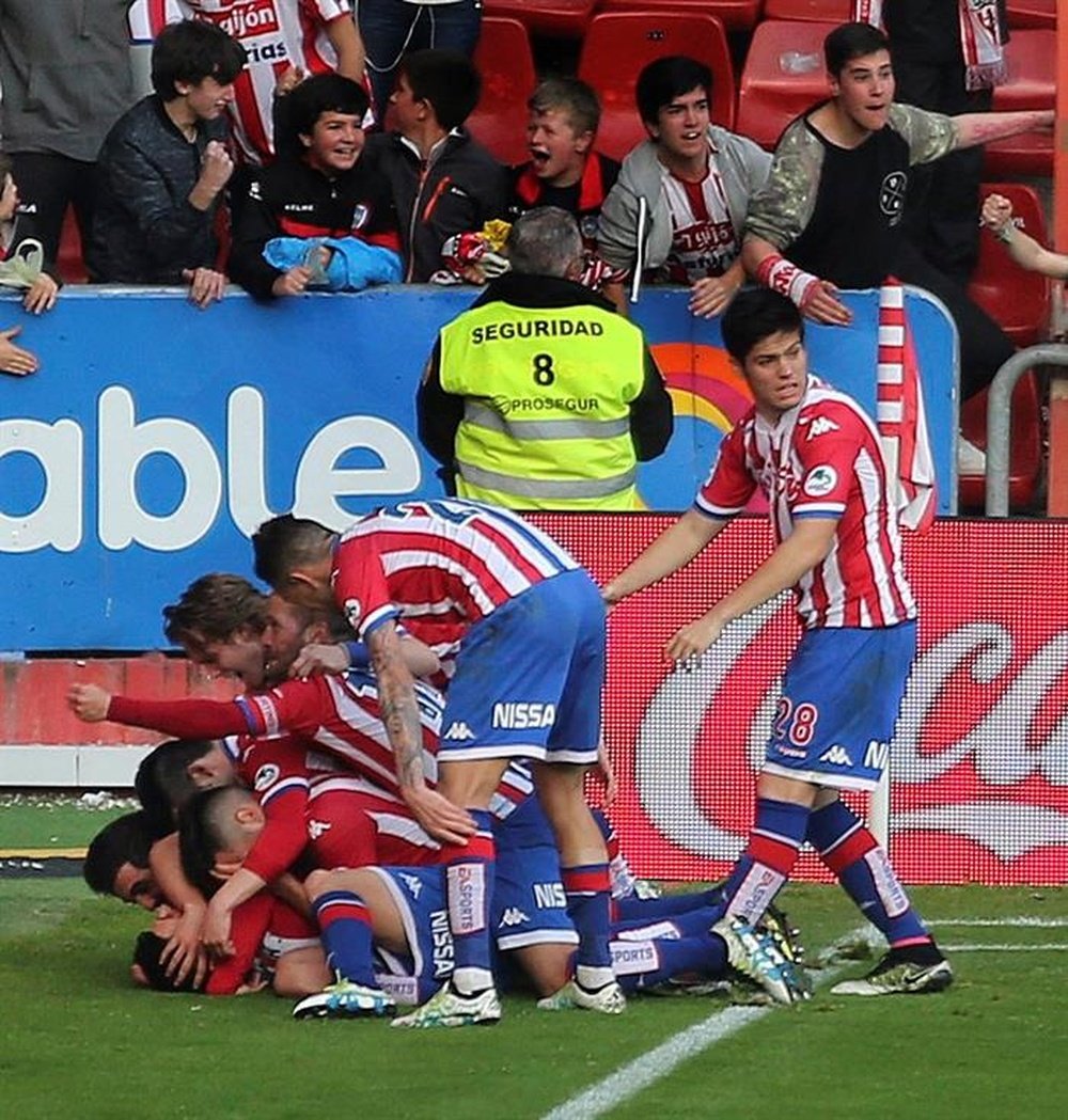 Los jugadores del Sporting, celebran el segundo gol del equipo asturiano, durante el encuentro correspondiente a la última jornada de Primera División, que han disputado el domingo 15 de mayo de 2016 frente al Villarreal en el estadio Molinón de Gijón. EFE
